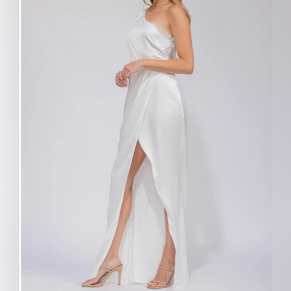 Elegant White One-Shoulder Dress - Picture 3 of 4